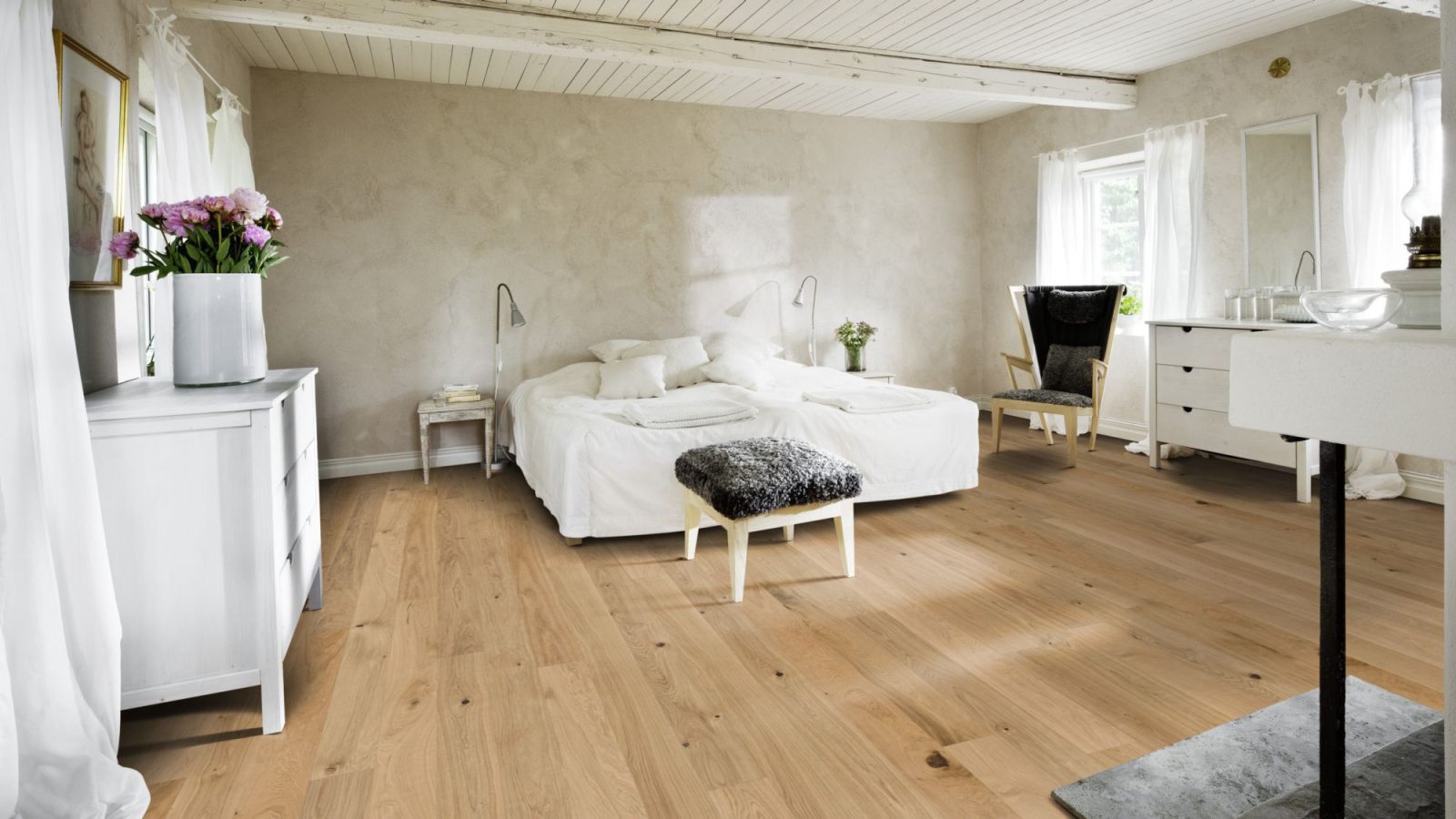 Sleek Narrow Oak Planks for a Balanced Floor